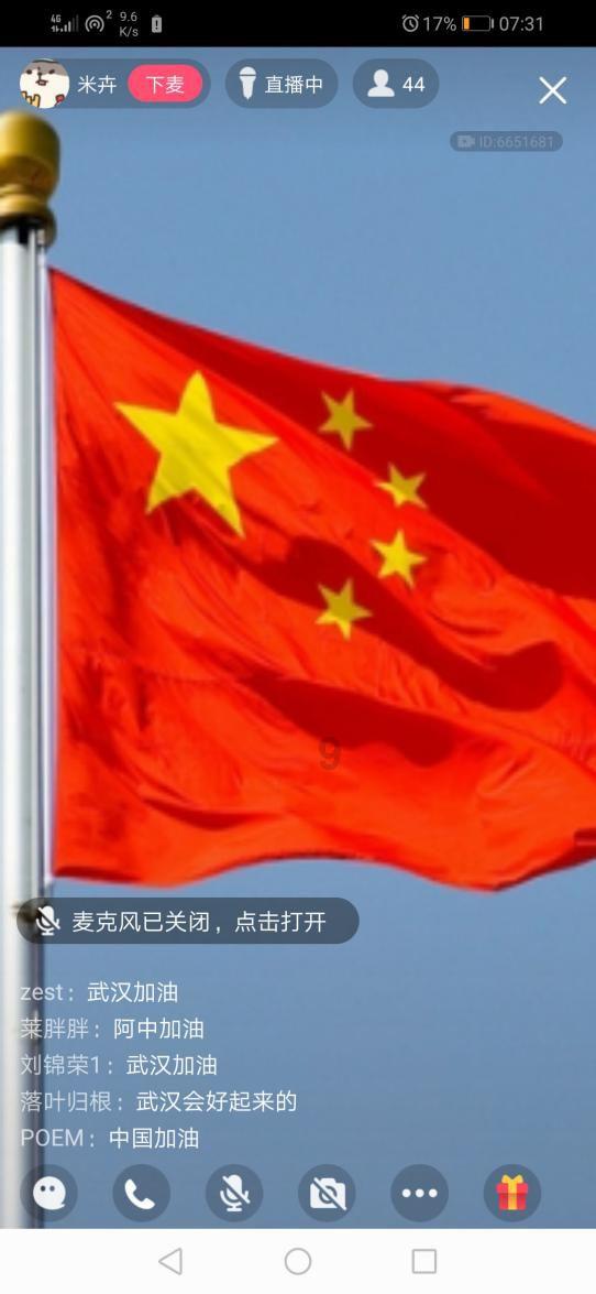 江苏七旬大爷跌入泥潭，路过男子以为在抓龙虾，这起误会是如何引发的？